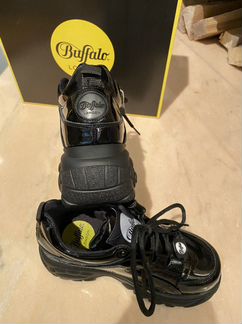 Кроссовки на массивной подошве фирмы Buffalo