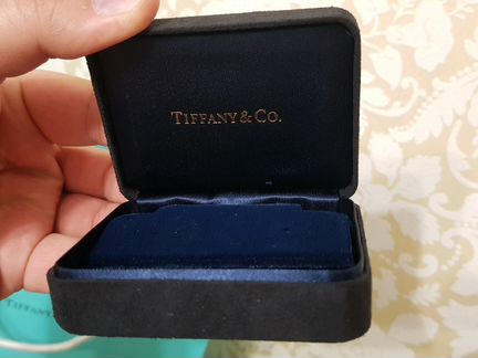 Коробка Tiffany под серьги с синим нутром