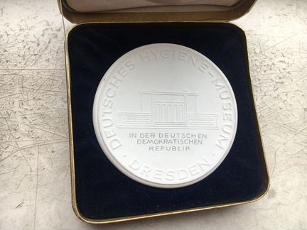 Фарфоровая медаль гдр