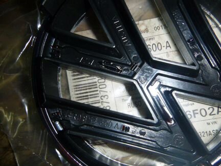 Эмблема передняя Volkswagen Polo 6R0853600A