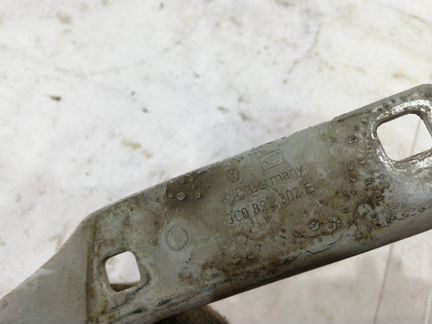 Петля капота передняя правая Volkswagen Passat B6