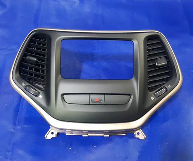 Рамка (облицовка) магнитолы Jeep Cherokee KL Sport