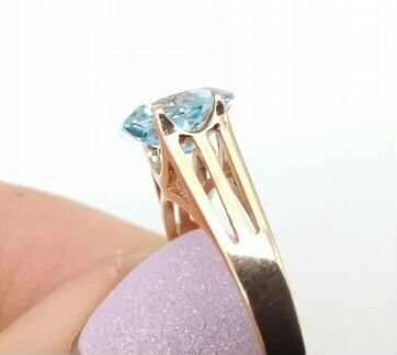 Золотое Кольцо с Природным Голубым Топазом