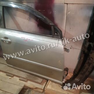 Передняя правая дверь Toyota Avensis 250/251 03-08