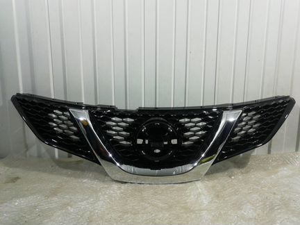 Решетка радиатора передняя Nissan Qashqai 2