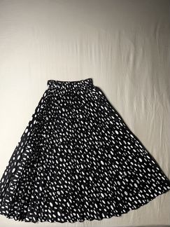 Черная юбка в горошек с плиссировкой Na-kd