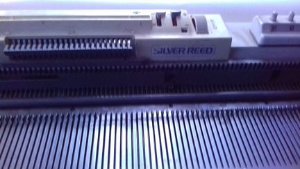 Продам вязальную машинку silver reed
