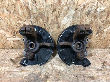 Поворотный кулак передний левый Skoda Rapid