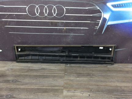 Накладка задней правой двери Ауди Q5