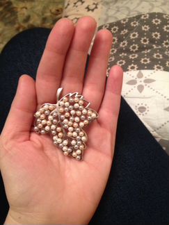 Брошь новая с натуральным жемчугом