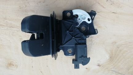 Замок крышки багажника 8p4827505b