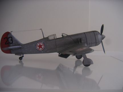 Сборная модель-копия истребителя Ла-11