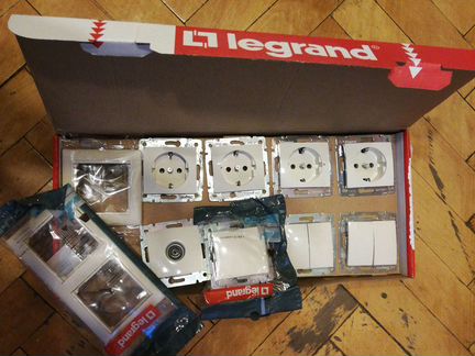 Розетки встраиваемые Legrand