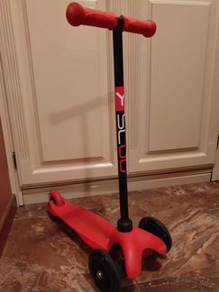 Продам трехколесный самокат с светящимися колесами