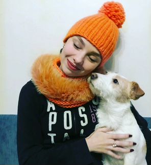Шапка оранжевая с помпоном вязаная