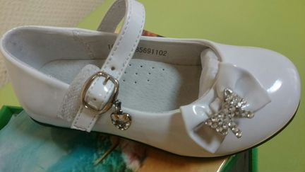 Белые туфли для девочек праздничные 26-27 новые