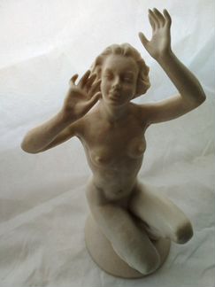 Статуэтка фарфоровая