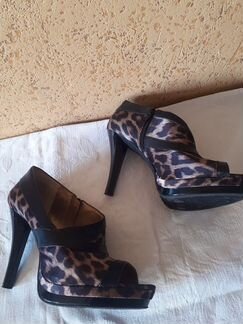 Туфли 38 размер окрас под леопарда Carlos Santana